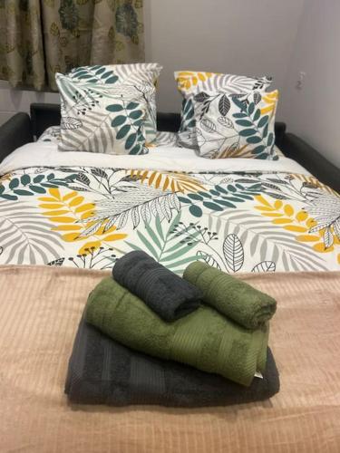 - un lit avec 2 lits et des oreillers dans l'établissement Studio confortable très proche du Centre de Nîmes, à Nîmes