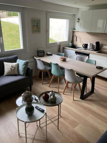un salon avec une table et des chaises et une cuisine dans l'établissement La loge des mouettes, à Le Touquet-Paris-Plage