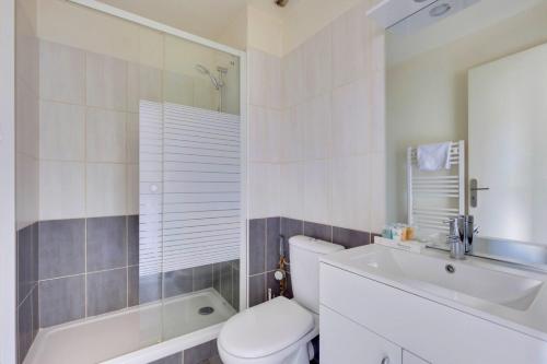 une salle de bain blanche avec des toilettes et un lavabo dans l'établissement 807 Suite Cosy - Superb Apartment, à Bagnolet