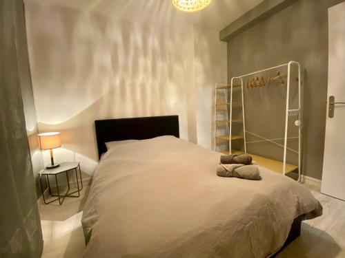 une chambre avec un grand lit blanc dans une pièce dans l'établissement Un coin de paradis - 355, à Rouen