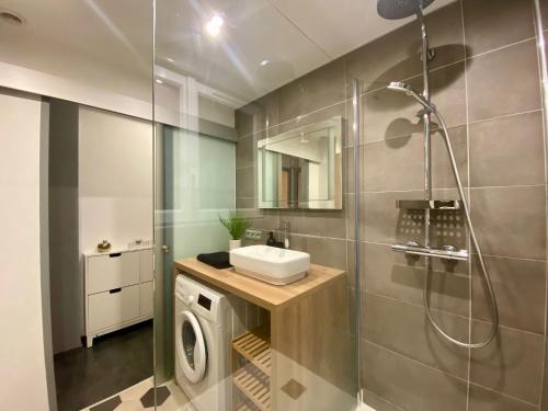 une salle de bain avec un lavabo et une douche dans l'établissement Un coin de paradis - 355, à Rouen