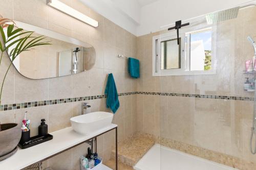 Ένα μπάνιο στο Villa Neda