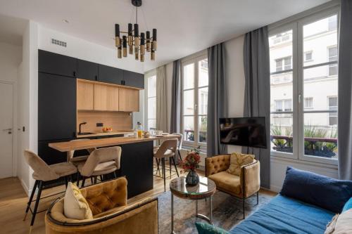 une cuisine et un salon avec un canapé et une table dans l'établissement My Opera In Paris, à Paris