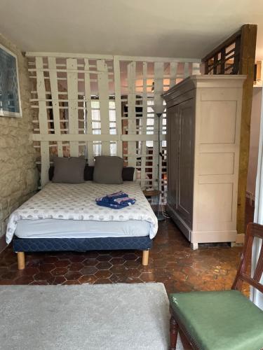 une chambre avec un lit dans une pièce dans l'établissement La Thipique, à Paris