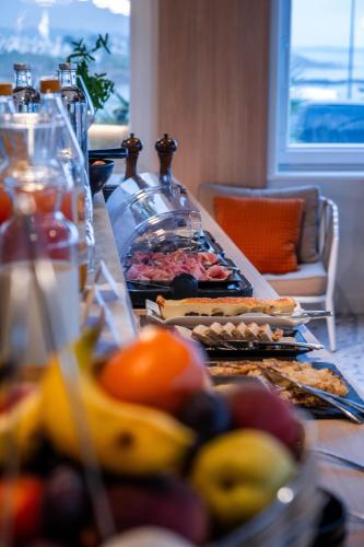 Ty Ys Hôtel في أودييرن: طاولة عليها الكثير من أنواع الطعام المختلفة