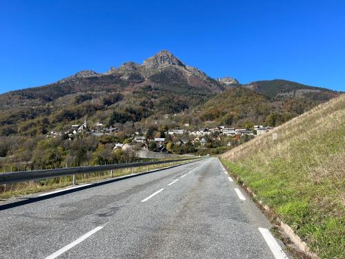 Vista generica sulle montagne o vista sulle montagne dall'interno dell'appartamento