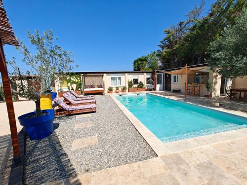 - une piscine avec une terrasse et une maison dans l'établissement Casa Viajano - Dépendance Villa Marseille, à Marseille