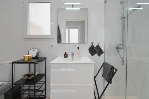 ein weißes Badezimmer mit Waschbecken und Dusche in der Unterkunft Apartment Octopus in Moraira