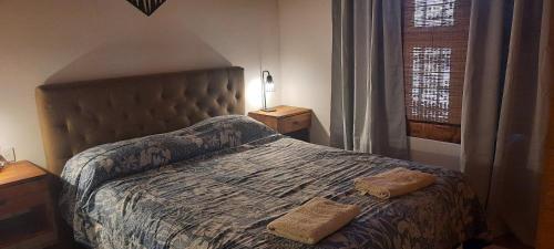 Un dormitorio con una cama con dos toallas encima. en El Nevado Casa de Campo 1, en San Rafael