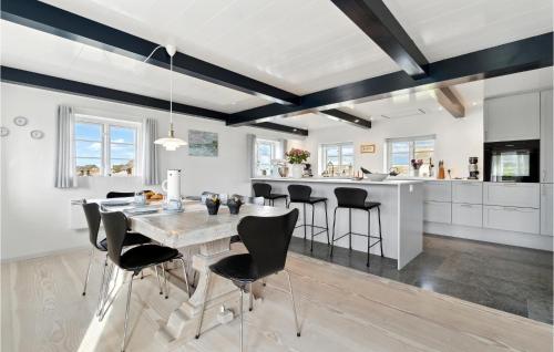 Η κουζίνα ή μικρή κουζίνα στο 3 Bedroom Nice Home In Fanø