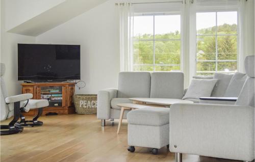 TV a/nebo společenská místnost v ubytování Cozy Apartment In Vestre Vinnesvåg