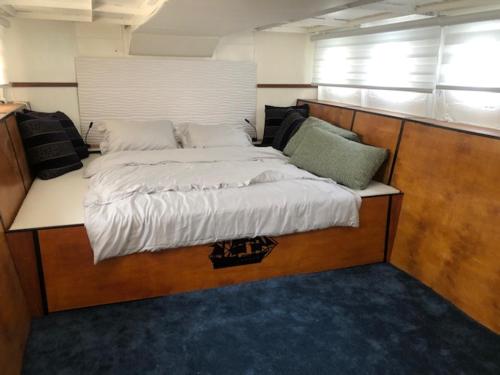 a large bed in a room on a boat at הפנינה הלבנה in Eilat