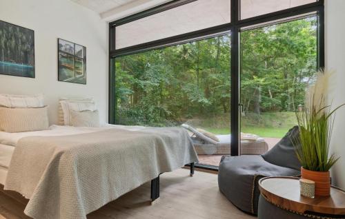 Beautiful Home In Frederiksværkにあるベッド