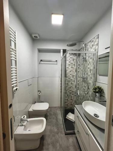 een badkamer met een wastafel, een toilet en een douche bij 10 min da Navigli e centro, nuova e luminosa oasi 1p in Milaan