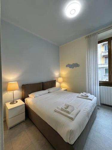 een slaapkamer met een groot bed met handdoeken erop bij 10 min da Navigli e centro, nuova e luminosa oasi 1p in Milaan