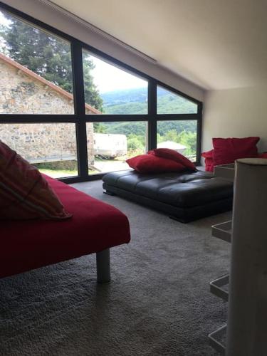 un salon avec un canapé et une grande fenêtre dans l'établissement Loft Via Nova 4 pers 65 m2, à Lavoine