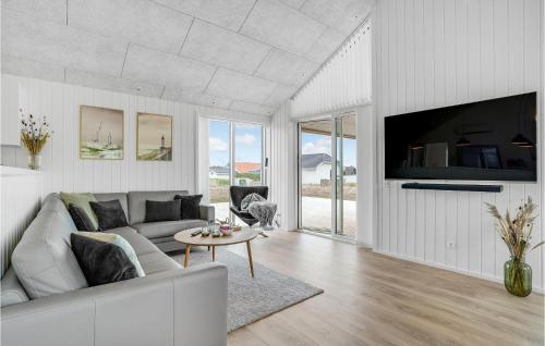 Μια τηλεόραση ή/και κέντρο ψυχαγωγίας στο Amazing Home In Harboøre With 4 Bedrooms, Sauna & Wifi