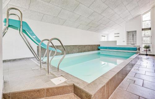 Bazén v ubytování Holiday Home Solsiden Blåvand X nebo v jeho okolí