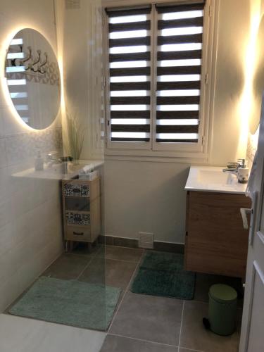 une salle de bain avec un lavabo et un miroir dans l'établissement Gîte de Chavagnac, à Saint-Cyr-les-Champagnes