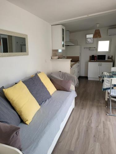 une chambre avec un grand lit et une cuisine dans l'établissement A 2 pas de la Mer, à Fréjus