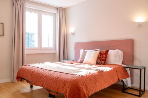 Un dormitorio con una cama grande con ventana. en ISABELLA STUDIOS FUNCHAL, en Funchal