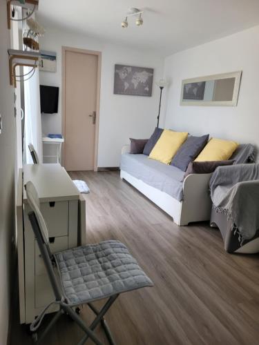 une chambre avec un lit, un bureau et une chaise dans l'établissement A 2 pas de la Mer, à Fréjus