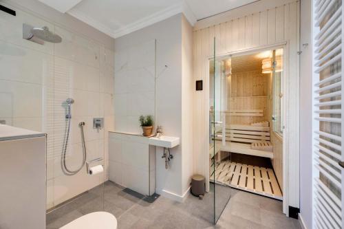 ein Badezimmer mit Dusche und Waschbecken in der Unterkunft Entire Luxury flat with sea view spa pool sauna in Ostseebad Sellin