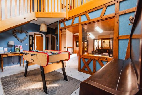 - une salle de jeux avec un billard et un toboggan dans l'établissement villa des collines, à Furdenheim