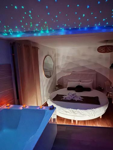 - une chambre avec un lit éclairé au plafond dans l'établissement Studio Love room Spa Baignoire double La Ciotat Centre port, à La Ciotat