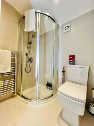 Ένα μπάνιο στο Modern 5 Bed 3 Bath House