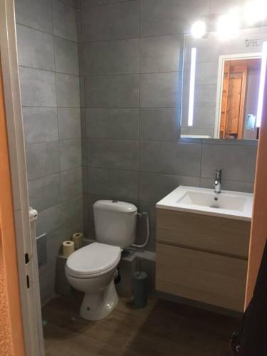 une salle de bain avec des toilettes blanches et un lavabo dans l'établissement SLA107 - Apt lumineux 4pers vue lac Tignes, à Tignes