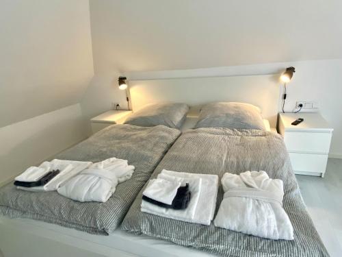 a bed with towels sitting on top of it at modernes DG Apartment Schloofschdubb Nähe Kassel in Fuldatal