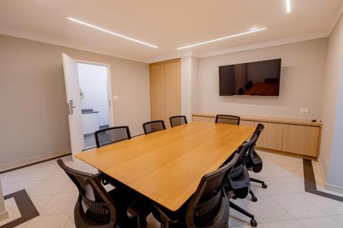 a conference room with a wooden table and chairs at Hotel San Gabriel in Sao Paulo