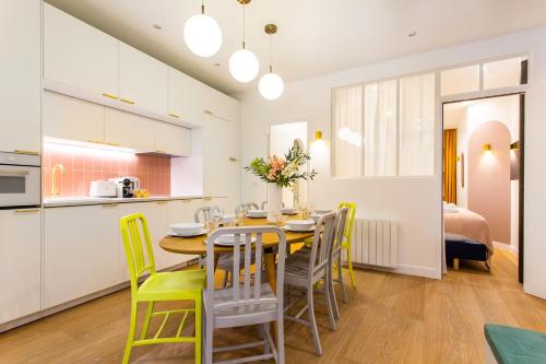 une cuisine et une salle à manger avec une table et des chaises dans l'établissement Beautiful apartment - 4BR 10P - 9th arrondissement of Paris, à Paris