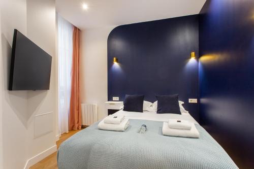 une chambre avec un grand lit avec des serviettes dessus dans l'établissement Beautiful apartment - 4BR 10P - 9th arrondissement of Paris, à Paris