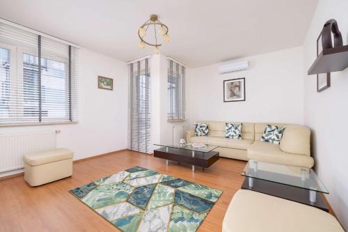 Bright Apartment near ICE Kraków with Air Conditioning and Parking by Noclegi Renters