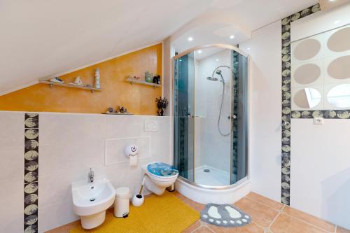une salle de bain avec une douche, des toilettes et un lavabo dans l'établissement Urlaubsoase am Nahesteig, à Nohen