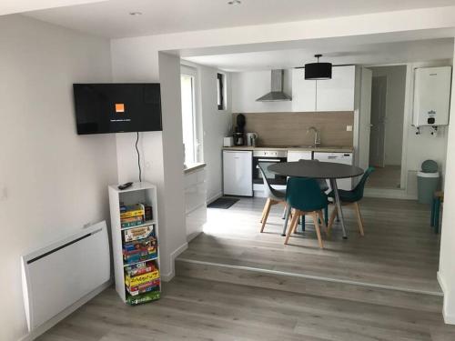 une cuisine et une salle à manger avec une table et des chaises dans l'établissement Maison VAMEA, à Neufchâtel-Hardelot