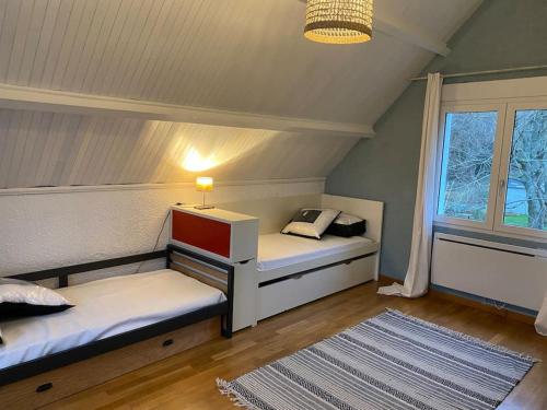 une chambre avec deux lits superposés et une fenêtre dans l'établissement Maison VAMEA, à Neufchâtel-Hardelot