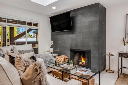 Zona de estar de New Listing 3BR 3BA Condo - Steps to Gondola