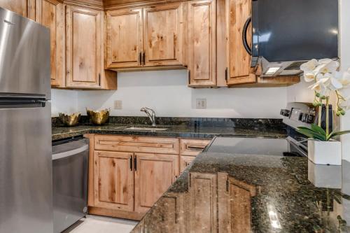 Una cocina o zona de cocina en New Listing 3BR 3BA Condo - Steps to Gondola