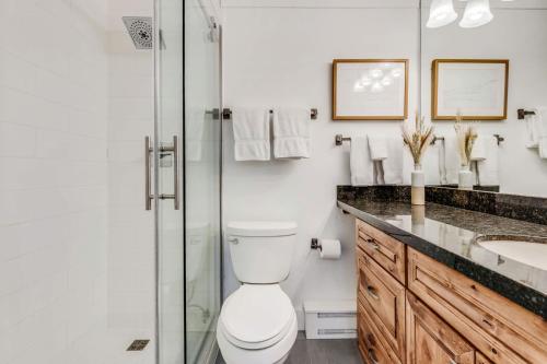Un baño de New Listing 3BR 3BA Condo - Steps to Gondola