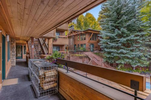 Un balcón o terraza de New Listing 3BR 3BA Condo - Steps to Gondola