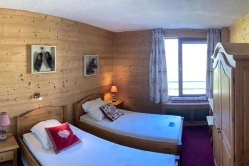 une chambre avec deux lits et une fenêtre dans l'établissement SLA201 - Très spacieux apt 2pièces 4pers, à Tignes