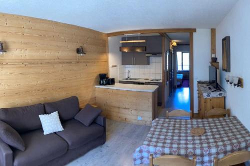un salon avec un canapé et une cuisine dans l'établissement SLA201 - Très spacieux apt 2pièces 4pers, à Tignes