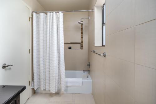 Ένα μπάνιο στο Waterfront Home and Concierge Services