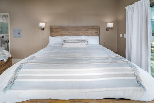 Ένα ή περισσότερα κρεβάτια σε δωμάτιο στο Waterfront Home and Concierge Services