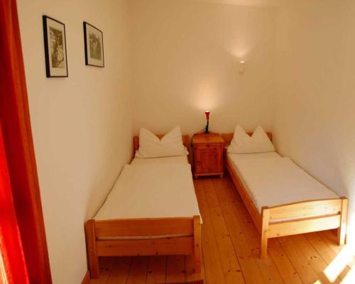 Habitación con 2 camas, mesita de noche y sidx sidx sidx sidx sidx en Ruegen Fewo 106, en Wiek auf Rügen