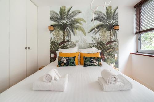 une chambre avec un lit avec des serviettes dessus dans l'établissement SERENERS - Charming Serviced Apartments - Beaugrenelle, à Paris