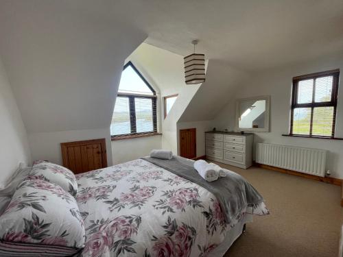 - une chambre avec un lit, une commode et des fenêtres dans l'établissement Seafront house with own private pier in Gunpoint, Schull, West Cork, à Seafort